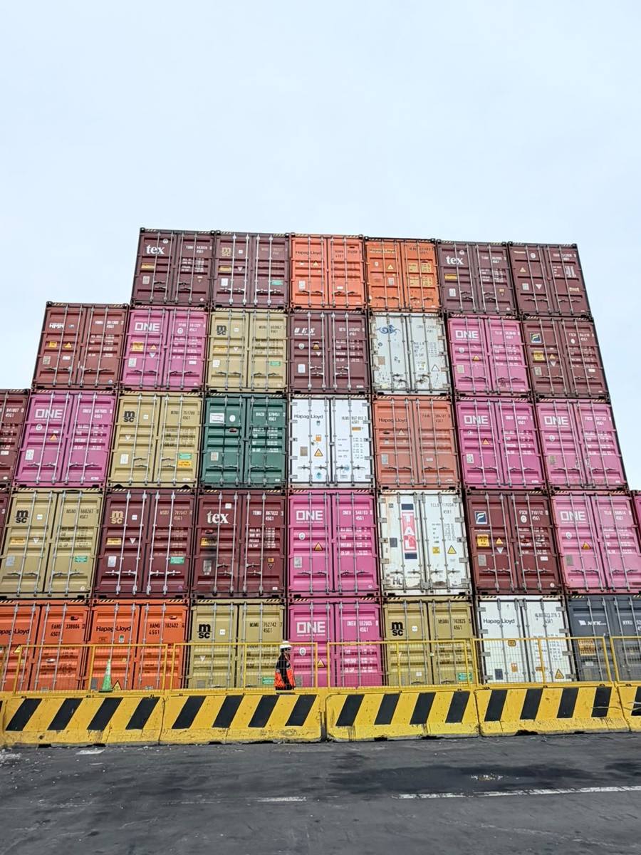 Contenedores en terminal portuario