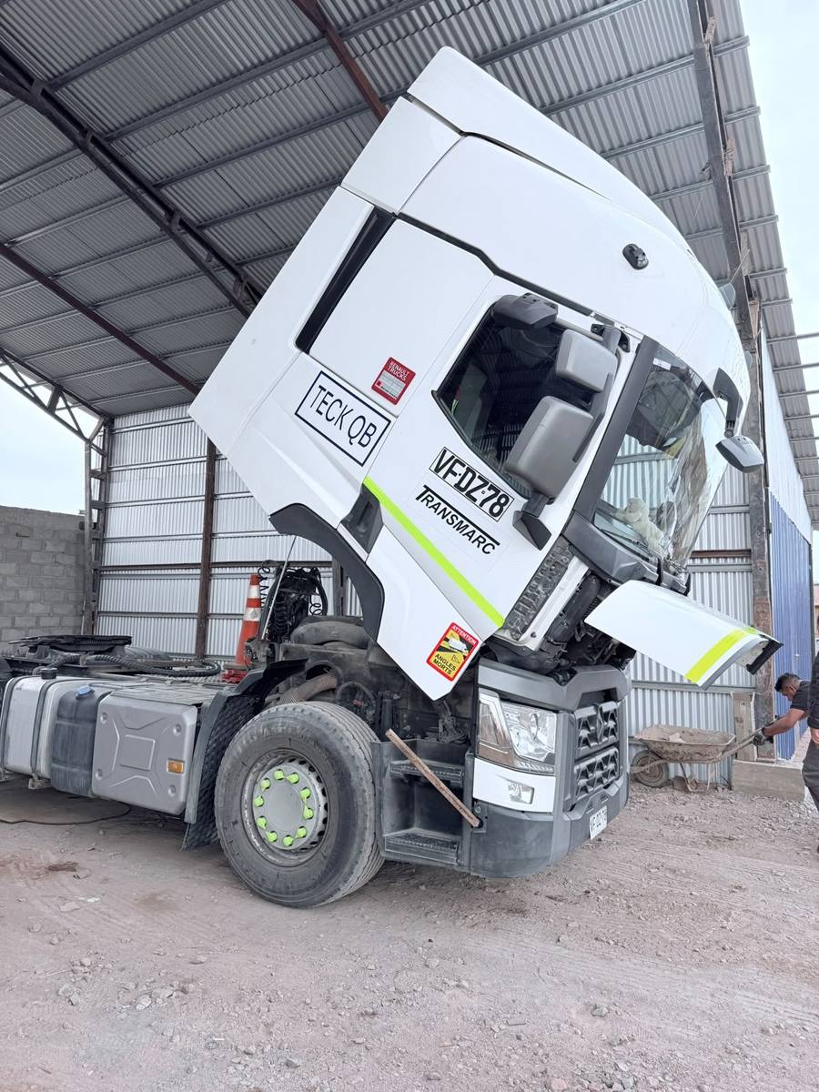 Tractocamión con cabina abatida