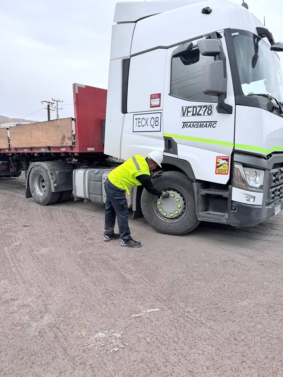 Trabajador con EPP junto a tractocamión