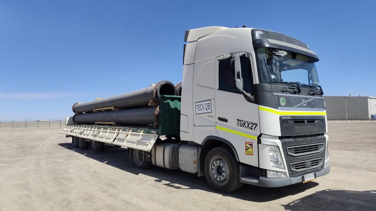 Tractocamión con tubería para faena